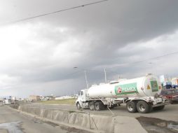 Vecinos confirman el constante pasos de vehículos con logos de Pemex por la zona. ARCHIVO /