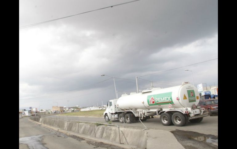Vecinos confirman el constante pasos de vehículos con logos de Pemex por la zona. ARCHIVO /