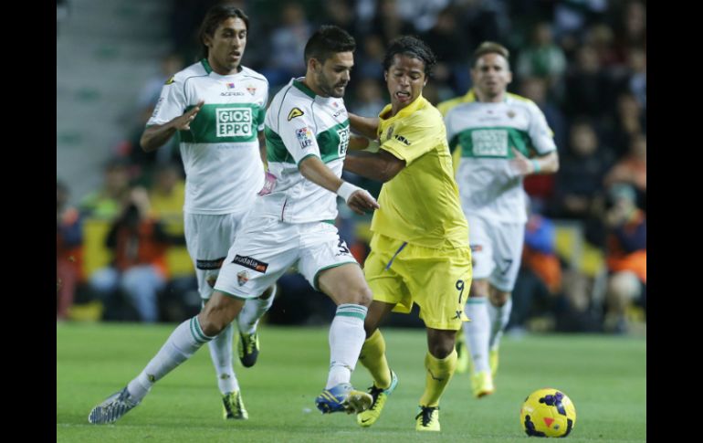 Dos Santos pelea un balón en el encuentro que su equipo ganó por la mínima frente al Elche. AFP /
