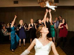 Imagen tomada del sitio de Facebook Brides Throwing Cats. ESPECIAL /