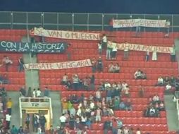 Aficionados de Chivas mostraron mantas con mensajes violentos durante el partido contra Pumas. ESPECIAL /