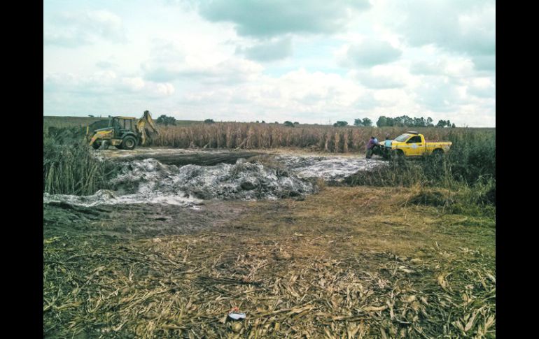 Vecinos del área de Chulavista afirman que personas con uniformes de la paraestatal extraen y venden gasolina.  /