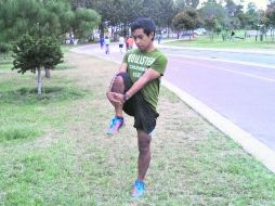 Andrés realiza ejercicios de calentamiento antes de correr en el circuito del Parque Metropolitano.  /