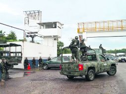 Soldados hacen un rondín en el puerto de Lázaro Cárdenas. EFE /