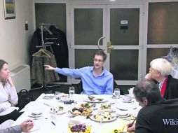 Esta imagen tomada de un video, muestra al ex técnico de inteligencia Edward Snowden cenando con un diputado alemán. EFE /