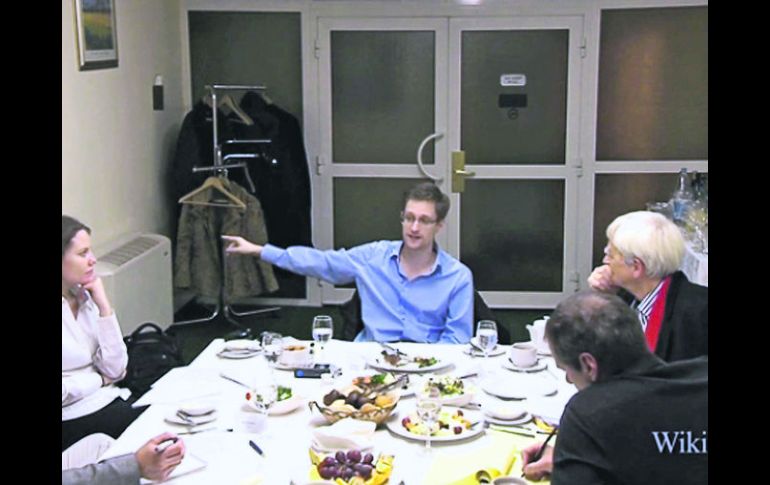 Esta imagen tomada de un video, muestra al ex técnico de inteligencia Edward Snowden cenando con un diputado alemán. EFE /