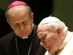 El secretario personal de Karol Wojtyla, Stanislao Dziwisz (i), ahora es el actual arzobispo de Cracovia, en Polonia. ARCHIVO /