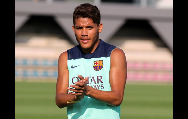 Jonathan apenas pudo jugar 16 minutos en la temporada con el Barsa. ESPECIAL /