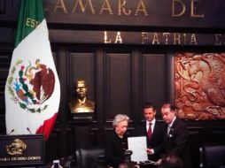 La hija de Manuel Gómez Morín recibe la medalla Belisario Domínguez, en presencia de Enrique Peña Nieto. Foto: @ErnestoCordero. ESPECIAL /