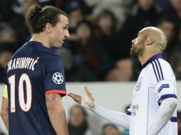Zlatan Ibrahimovic (I) logró empatar el encuentro que resultó complicado para el PSG. AFP /