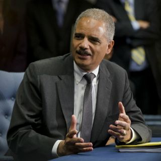Holder dice que Snowden no merece clemencia
