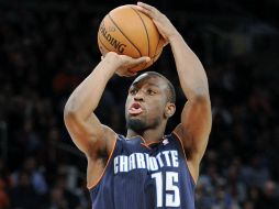 Kemba Walker dispara durante el partido. AP /