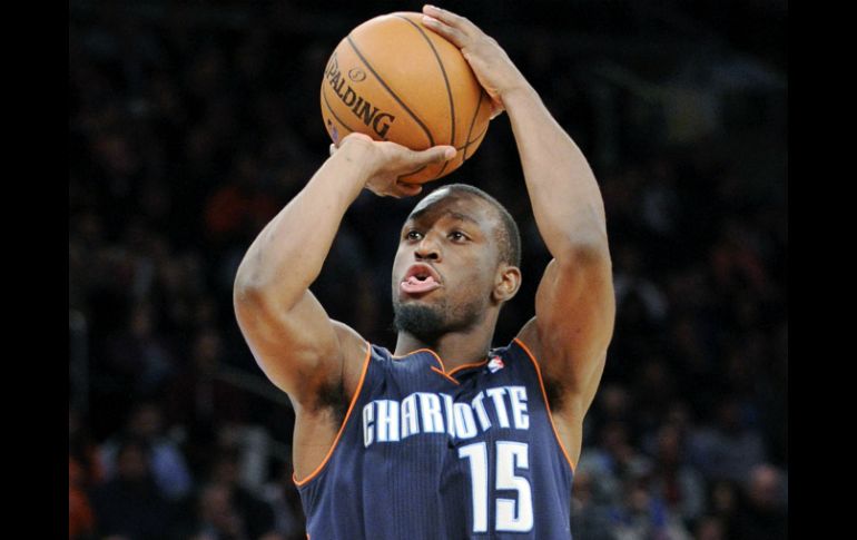 Kemba Walker dispara durante el partido. AP /