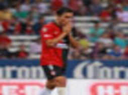 Omar Bravo se fue expulsado antes de concluir el primer tiempo del partido, tras cometerle una falta a Enrique Pérez de Morelia. ARCHIVO /