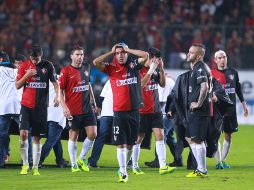 Los jugadores del Atlas lamentan la derrota al terminar la serie de penales.  /