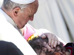 El Papa Francisco (d) abraza a una persona enferma en la plaza de San Pedro del Vaticano. EFE /