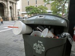 Las 10 mil papeleras ''inteligentes'' instaladas en el Centro tapatío se saturan de inmediato de basura.  /
