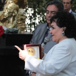 Carmen Salinas recibe medalla 'Agustín Lara'