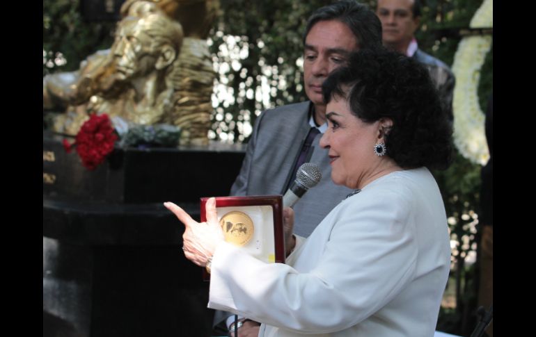 Carmen Salinas, conmovida con la música de Agustín Lara, reconoció la importancia de la medalla. NTX /