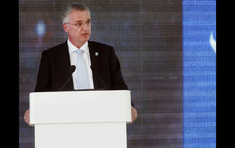 El director general del Observatorio Europeo Austral, Tim de Zewuw, afirma que será posible ver planetas rocosos como la Tierra. EFE /