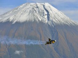 En su primer vuelo en Asia, Rossy alcanzó una velocidad cercana a los 300 kilómetros por hora. AFP /