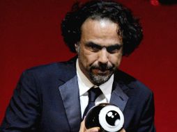 Alejandro González Iñarritu recibiendo el premio ''Golden Icon'' por su trayectoria cineasta en el Festival de Cine de Zúrich. EFE /