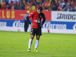 Omar Bravo lamenta una falla en el partido de anoche ante el Morelia en la final de Copa MX.  /