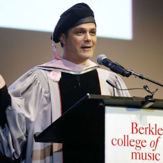 Alejandro Sanz recibe doctorado honoris en Berklee College