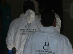 Personal del Instituto Jalisciense de Ciencias Forenses para iniciar con las investigaciones del caso. ARCHIVO /