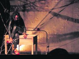 El montaje es un experimento escénico, pues combina distintos lenguajes como el teatro actoral, títeres y objetos y arte audiovisual.  /