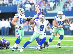 Sálvese quien pueda. El mariscal de campo de Dallas, Tony Romo (9) escapa de una captura, durante el juego del domingo ante Minnesota. AP /