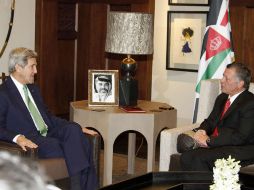 El rey Abdalá II de Jordania (D) sostuvo una charla con el secretario de estado John Kerry. EFE /