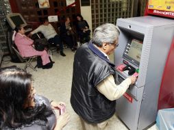 Por ley, la mitad del aguinaldo debe depositarse antes del 15 de diciembre, y el total antes del 15 de enero. ARCHIVO /