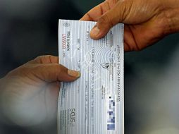 Si la cantidad es mayor a la establecida, el cheque deberá hacerse a nombre de una persona física o moral específica. ARCHIVO /