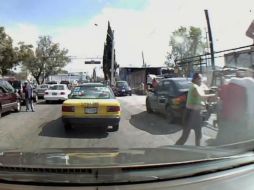 La agresión se dio después de que, al parecer, hubiera un malentendido entre el chofer y las pasajeras por la cifra a cobrar. ESPECIAL /