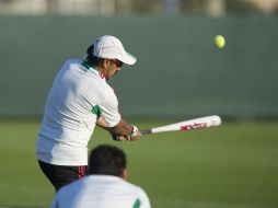 Raúl 'Potro' Gutiérrez juega beisbol durante la parte final del entrenamiento del equipo mexicano MEXSPORT /