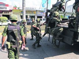 Militares arriban al municipio de Apatzingán luego del ataque a subestaciones de la CFE ocurrido el pasado 27 de octubre. AP /
