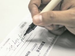 Por seguridad, los bancos ya no pagarán cheques expedidos al portador por cantidades superiores a cinco mil pesos.  /