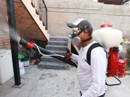 Brigadistas del sector salud fueron los encargados de nebulizar la Escuela Secundaria 105 en Vallarta.  /
