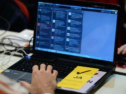 El programa envía una tarjeta electrónica de felicitación que al ser abierta instala software malicioso que captura correos y mensajes. ARCHIVO /