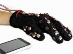 Con un precio de mil dos pesos, el guante 'traduce' información al usuario mediante un sistema de vibraciones. ESPECIAL /