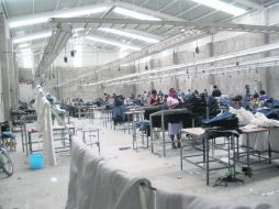 La industria maquiladora textilera del país se encuentra detenida. Productores aseguran que es debido a la desaceleración económica. ESPECIAL /