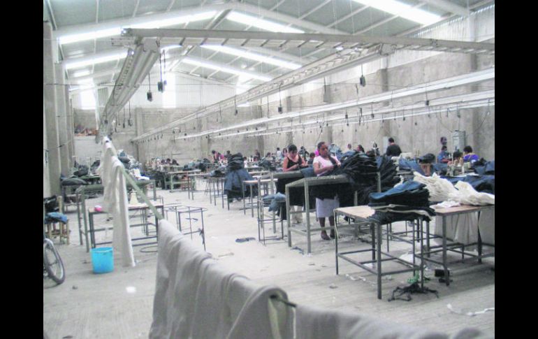 La industria maquiladora textilera del país se encuentra detenida. Productores aseguran que es debido a la desaceleración económica. ESPECIAL /