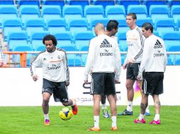 Marcelo (a la izquierda, con el balón) sufrió una lesión en el entrenamiento de ayer y estará dos semanas alejado de las canchas. EFE /