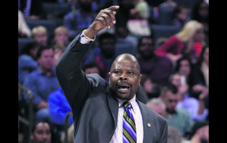 Patrick Ewing vuelve a la duela pero ahora de traje y corbata, con el difícil reto de levantar a Charlotte. AP /