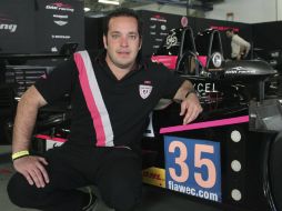 El piloto mexicano posa junto a su coche previo a la disputa de las Seis Horas de Shanghái este fin de semana en la ciudad china. ARCHIVO /