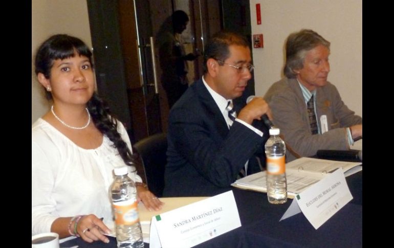 Sandra Martínez Díaz (i), del Consejo Económico y Social de Jalisco, durante la emisión del programa. ESPECIAL /