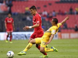 El jugador de América, Gil Burón (d), disputa el balón con Edgar Benítez (i) de Toluca. EFE /