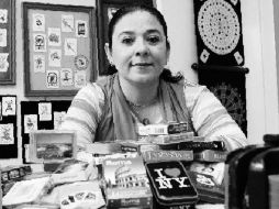 Teresa Dueñas cuenta con alrededor de 350 barajas enmarcadas en cuadros.  /