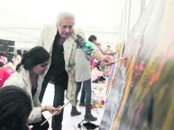 Creación. Alejandro Colunga junto con los estudiantes de The American School Foundation of Guadalajara crearon tres piezas.  /